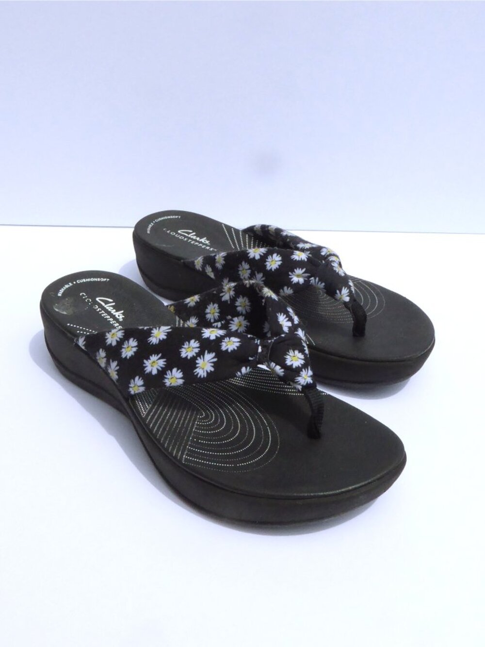 Clarks Cloudsteppers black daisy floral thong flip flop platform sandals size 9
